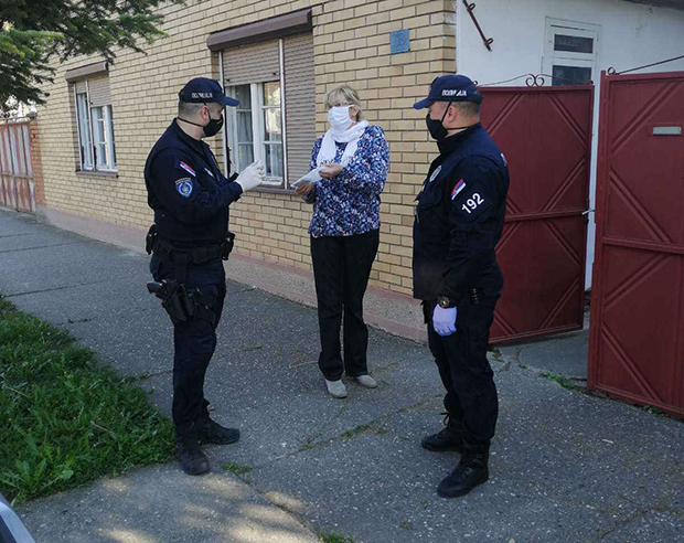 ХУМАНОСТ НА ДЕЛУ: Припадници Полицијске станице Врбас на услузи својим суграђанима